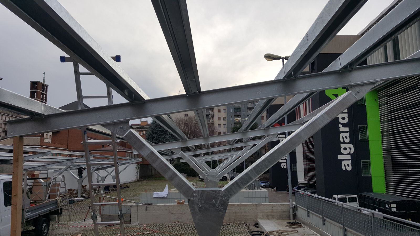 pensiline fotovoltaiche industriali per auto